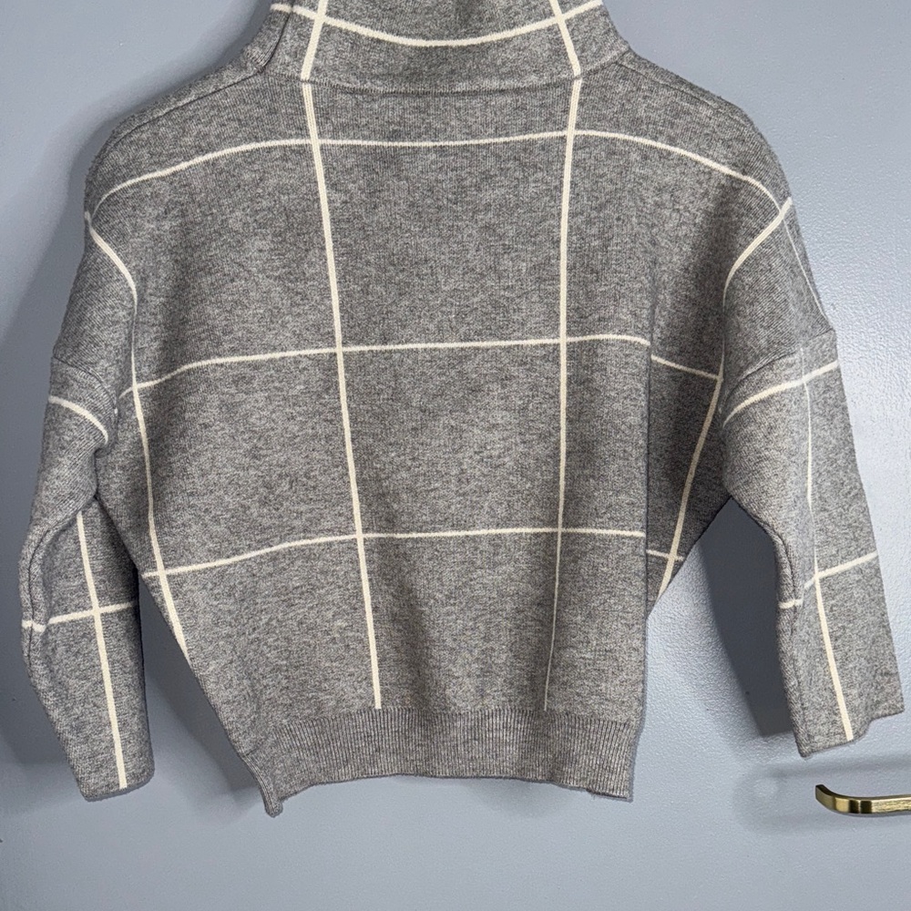 Gray Grid Pattern Cropped Sweater - image 4